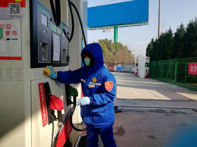 1580974757109274.jpg 站長(zhǎng)汪慧娟對(duì)加油設(shè)備進(jìn)行消毒.jpg