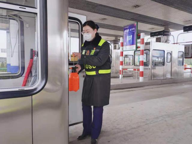 淮南西站的凡文欣，作為一名“90后”團(tuán)干部，始終堅(jiān)守一線戰(zhàn)疫情.jpg