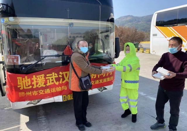 1582084647119288.jpg 處于皖鄂省界的長(zhǎng)嶺關(guān)服務(wù)區(qū)為馳援武漢的應(yīng)急物資運(yùn)輸車輛提供服務(wù).jpg