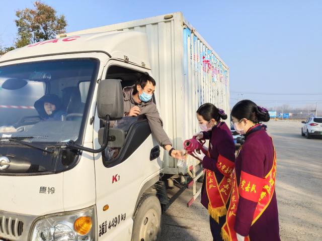 1583313630170621.jpg 蚌埠處組織志愿服務(wù)黨員突擊隊開展便民服務(wù)_調(diào)整大小.jpg