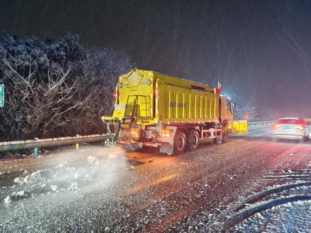 蚌埠處迅速組織人員、機(jī)械迅速到位，積極應(yīng)對鏟冰除雪作業(yè) (10)_調(diào)整大小.jpg