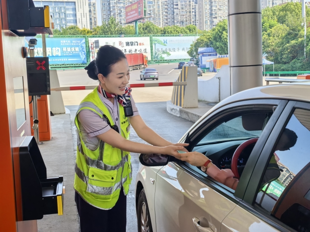 合肥中心包河大道收費站收費員幫助司機取卡.jpg